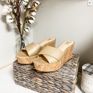 Vince Camuto Kessina Metallic Gold Leather Two Strap Platform Sandals Size 10